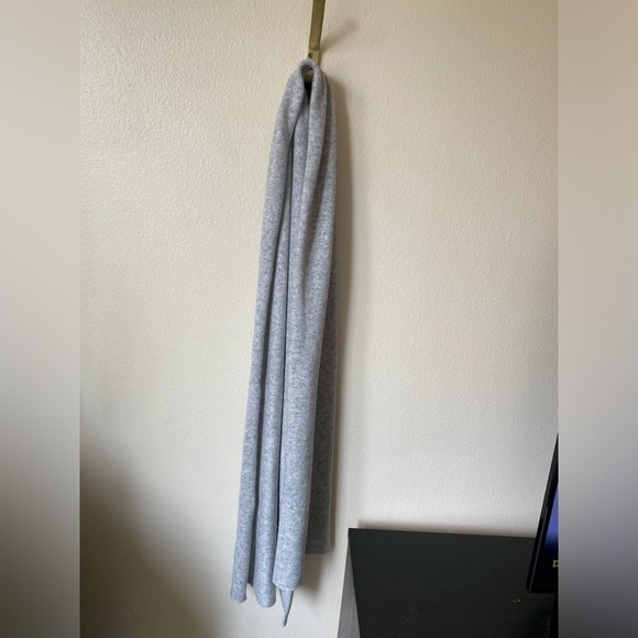 Accessories - Unisex Wide Cashmere Scarf in Grey Winter in New York Sex in the City Vibes
